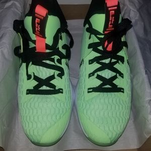 Nike Boys Youth Size 6.5, Lebron Witness V